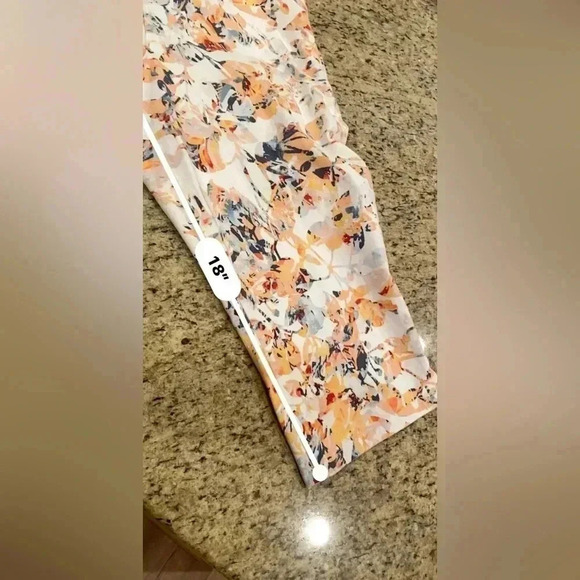 Gloria Vanderbilt Amanda Capris Size 12 Petite Flowers White Peachy - Picture 8 of 12
